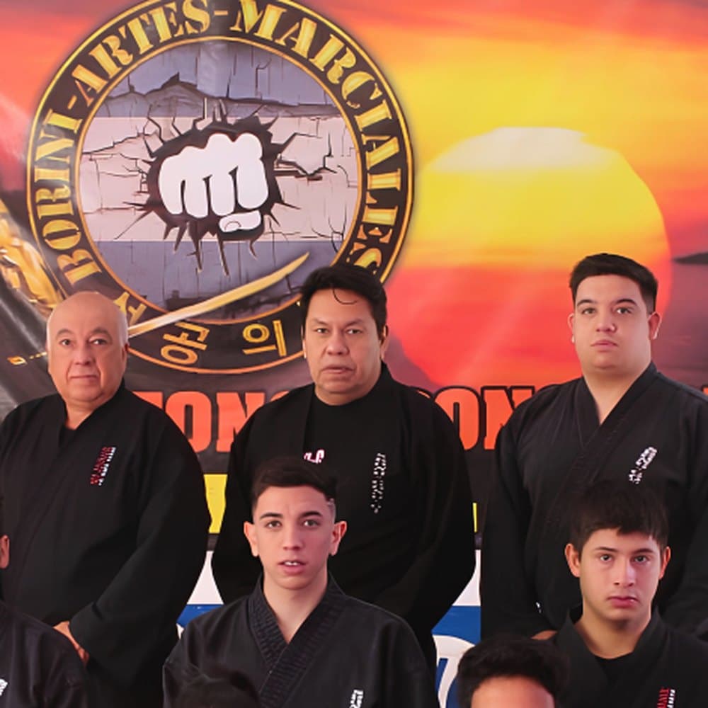 Luis Borini junto a su equipo de artes marciales